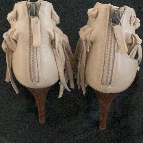 Women’s fringe ankle strap heels size 7.5 Tan color. - Picture 5 of 7